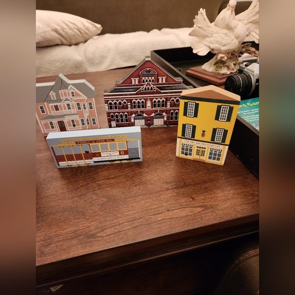 Cats Meow Village Young Larson Houses Signs Farm Accessory Lot 90s - Picture 2 of 9